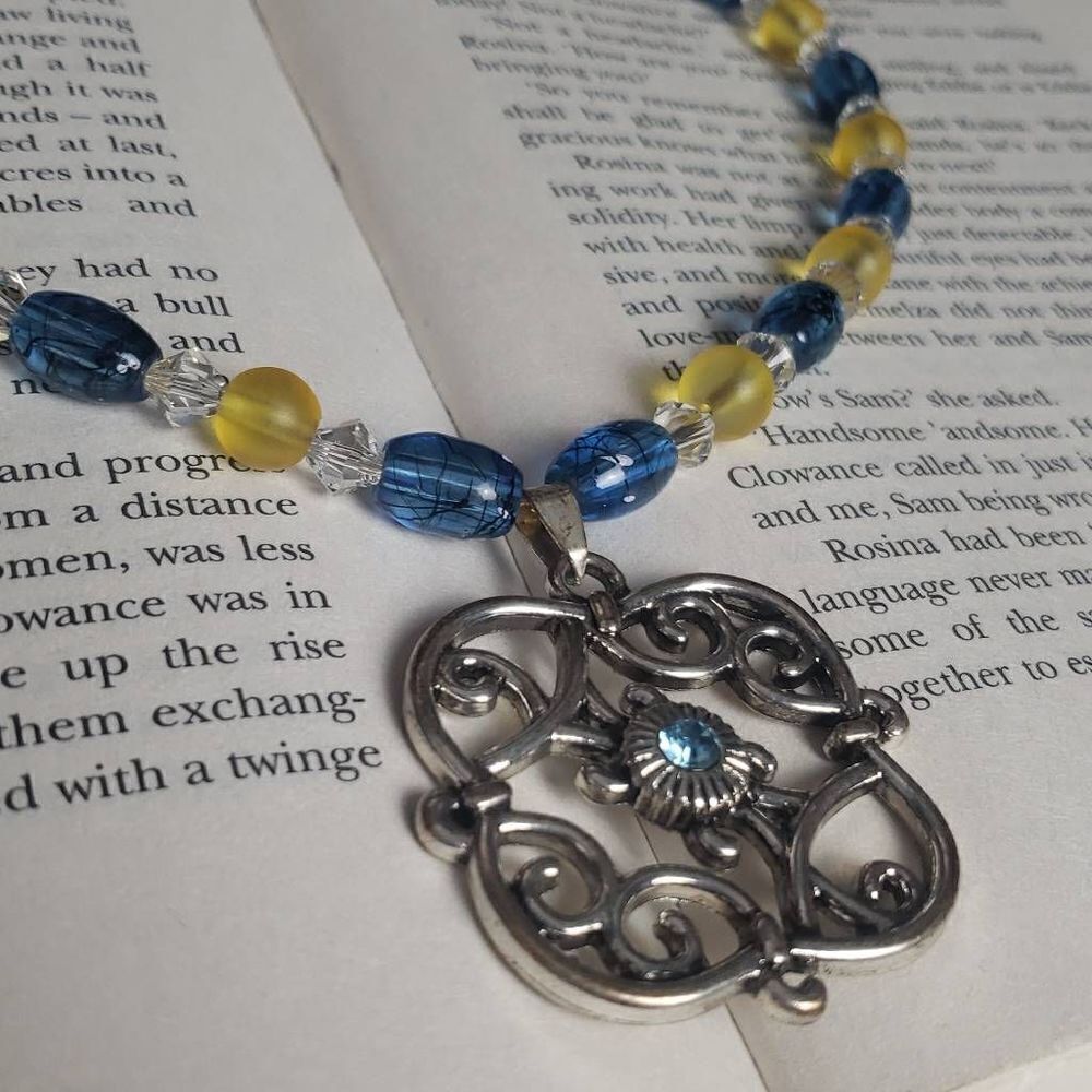 ‎Blue, Yellow, and Silver Statement Necklace